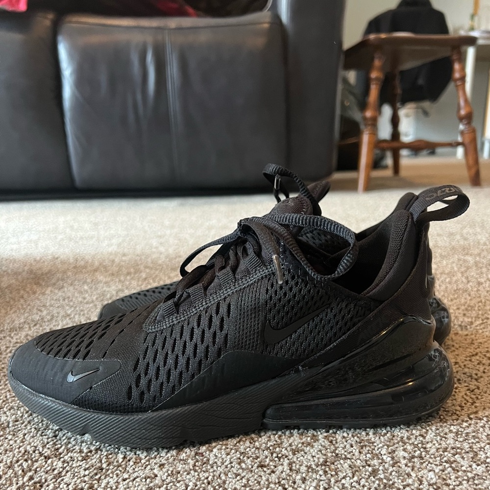 Women’s size 7.5 Nike Air Max 270